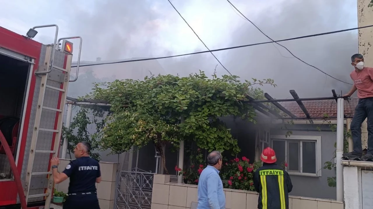 Çanakkale'de alevlere teslim olan ahşap ev kül oldu