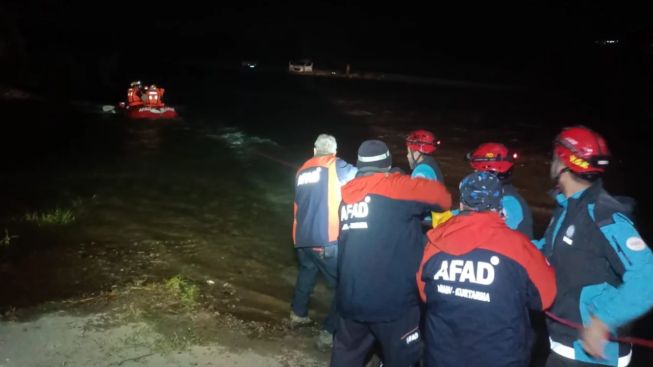 Bursa'da su seviyesi yükselen derede mahsur kalan 4 kişi kurtarıldı