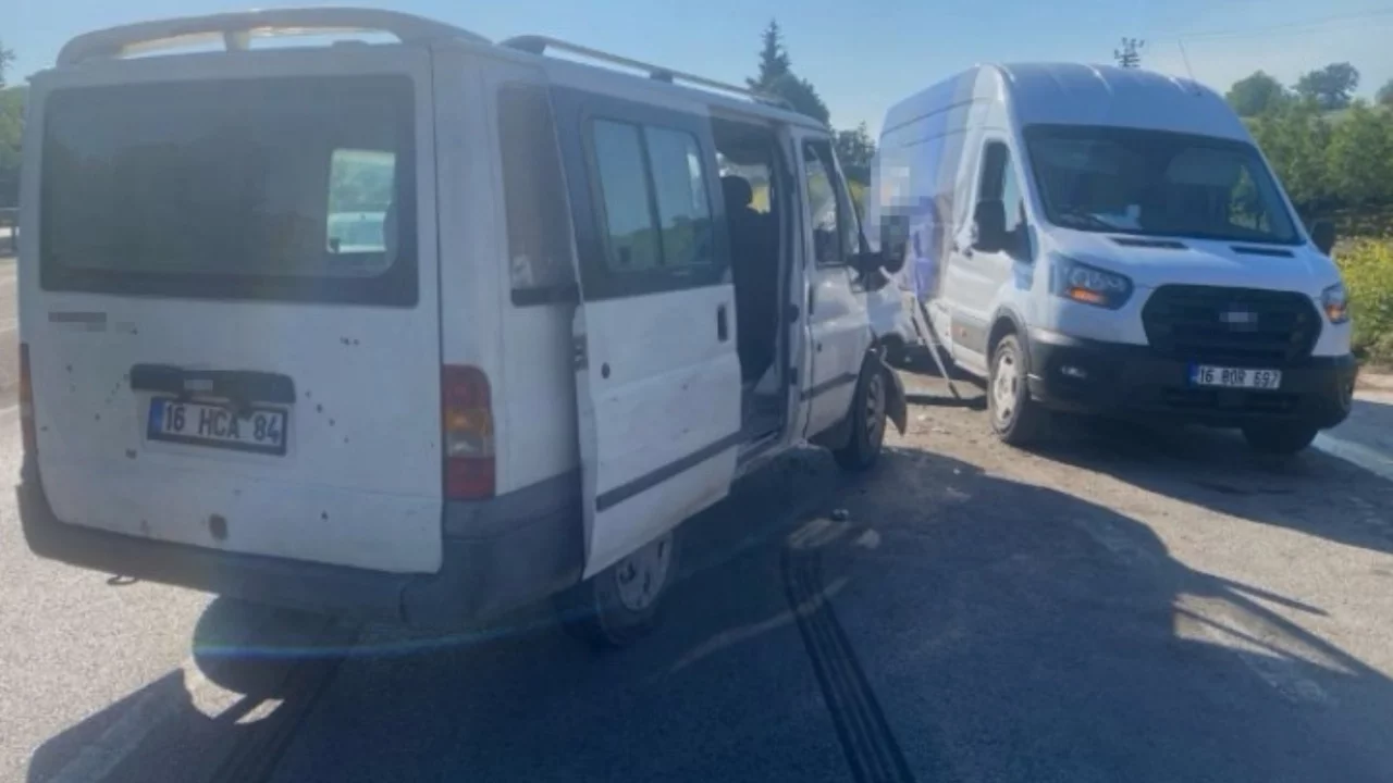 Bursa'da minibüsler çarpıştı! Yaralılar var...