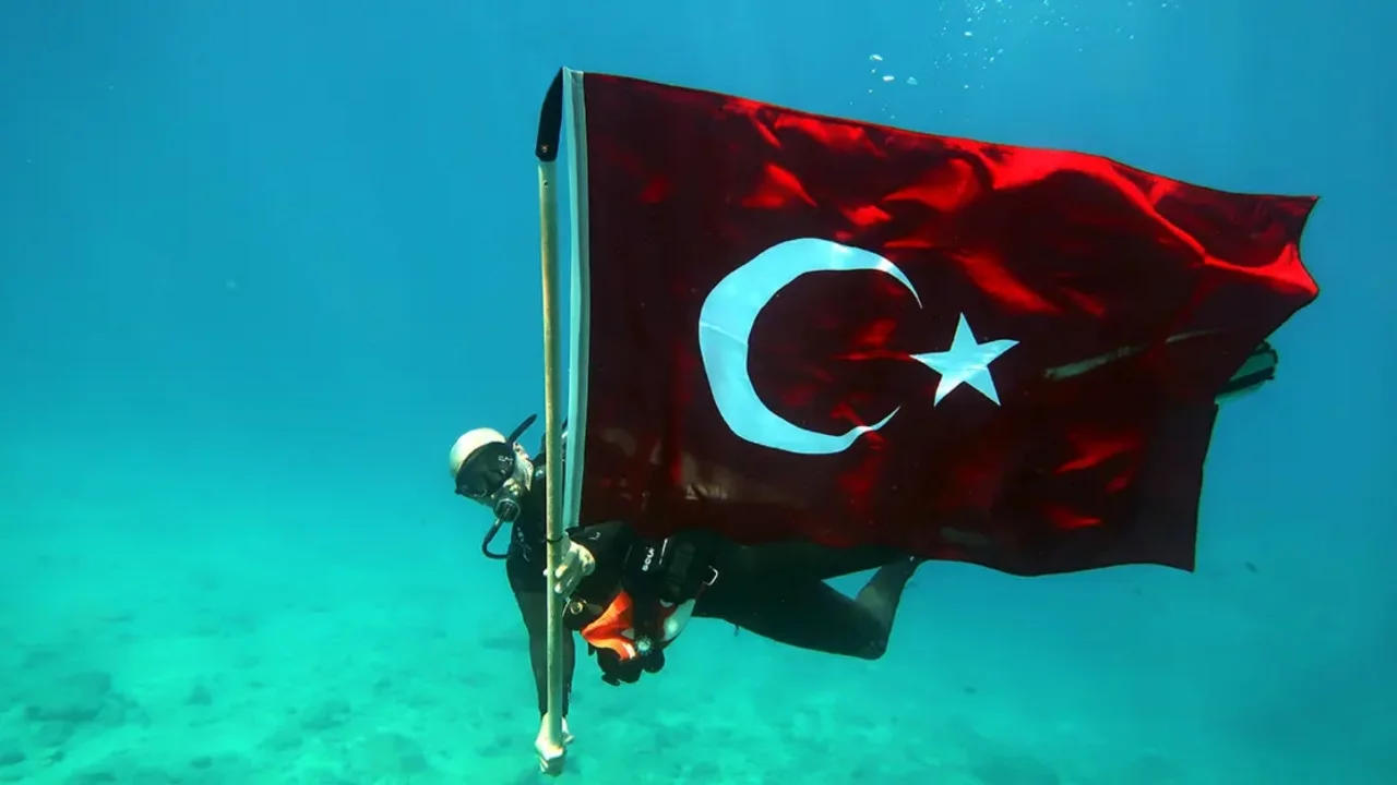 Deniz altında Türk bayrağı açtılar