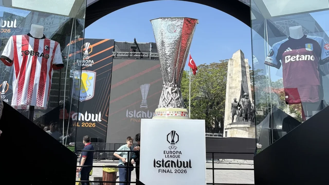 İlhan Mansız, UEFA Avrupa Ligi kupasını Beşiktaş Meydanı'na getirdi