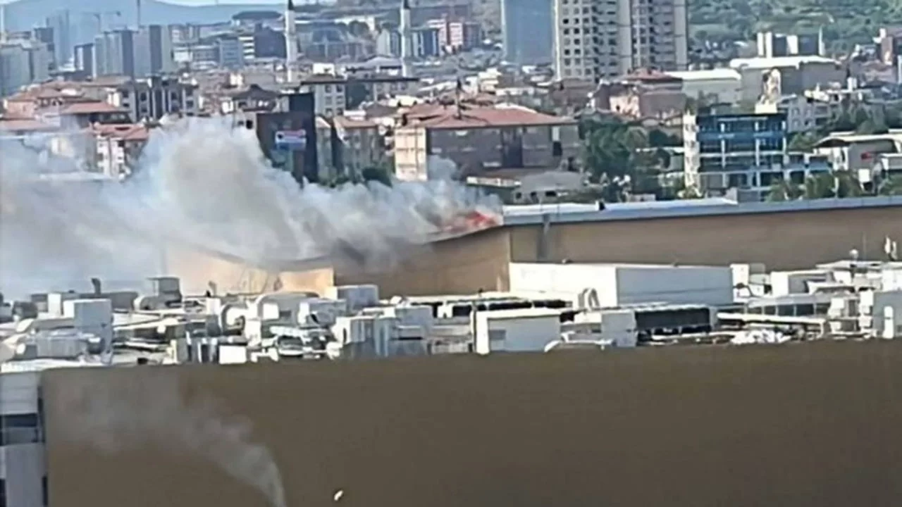 İstanbul'da AVM'de yangın çıktı