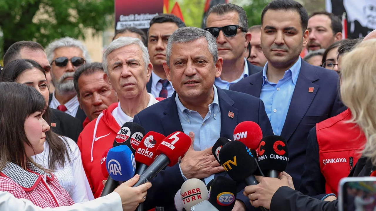 CHP lideri Özgür Özel: Gençler, Cumhuriyet'e ve kazanımlarına sahip çıkmaya kararlı