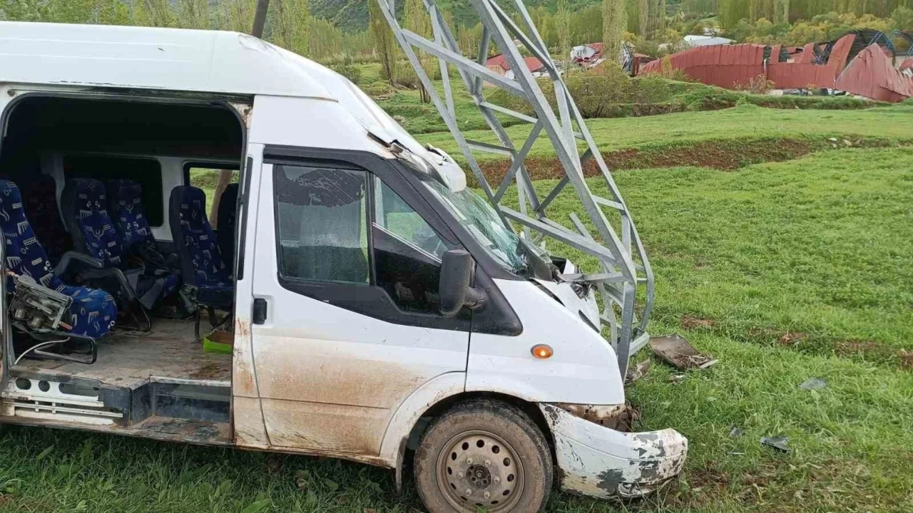 Hakkari'de yolcu minibüsü direğe çarptı: 11 yaralı