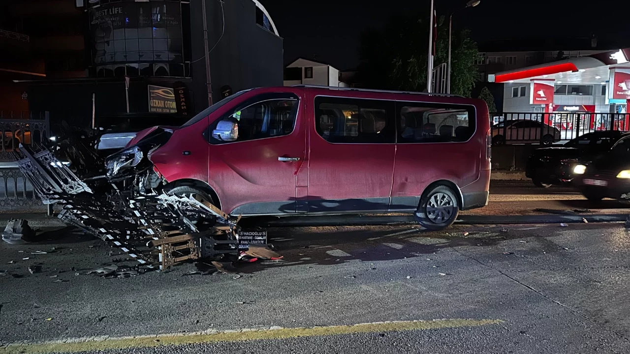 Sakarya'da kontrolden çıkan minibüs refüjdeki demirlere çarptı