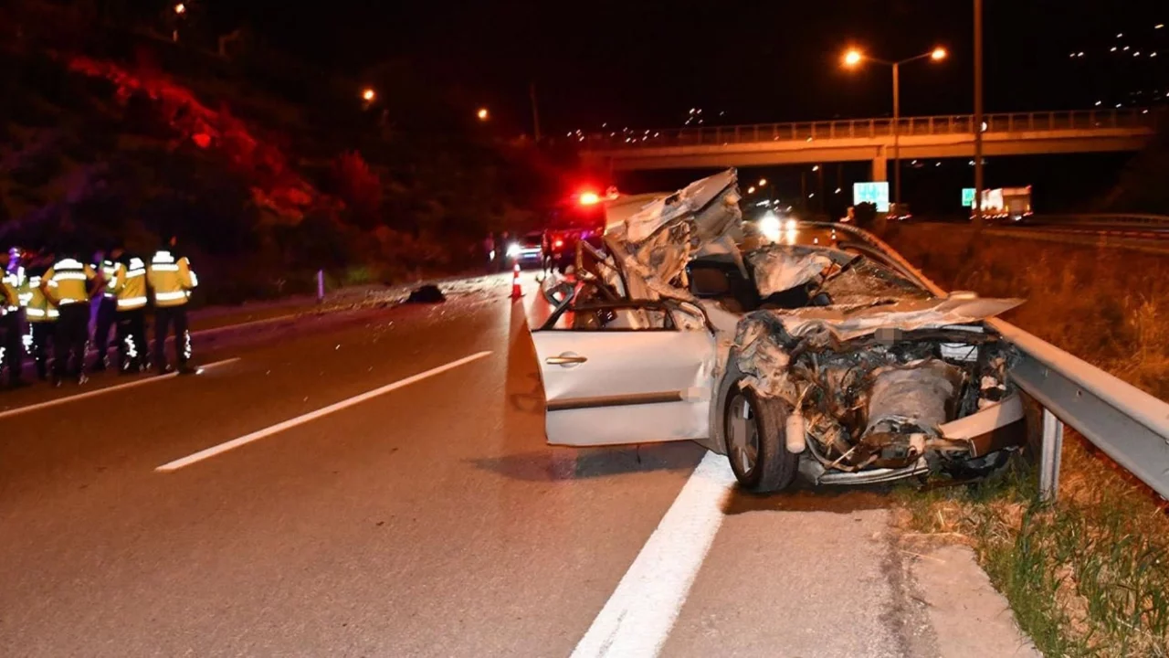 Tırla çarpışan otomobil hurdaya döndü: 18 yaşındaki genç yaşamını yitirdi