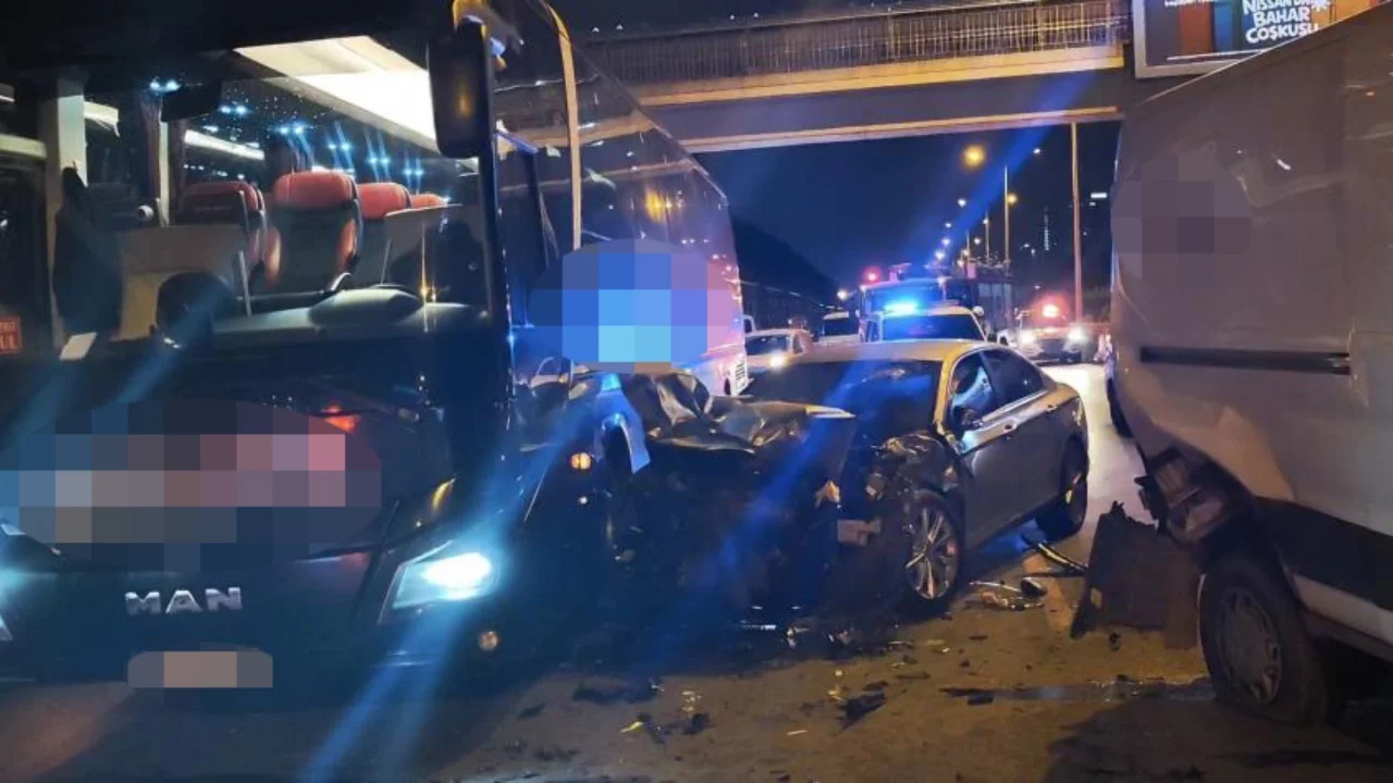 Zincirleme kaza: Alkollü sürücü otobüse çarparak durabildi