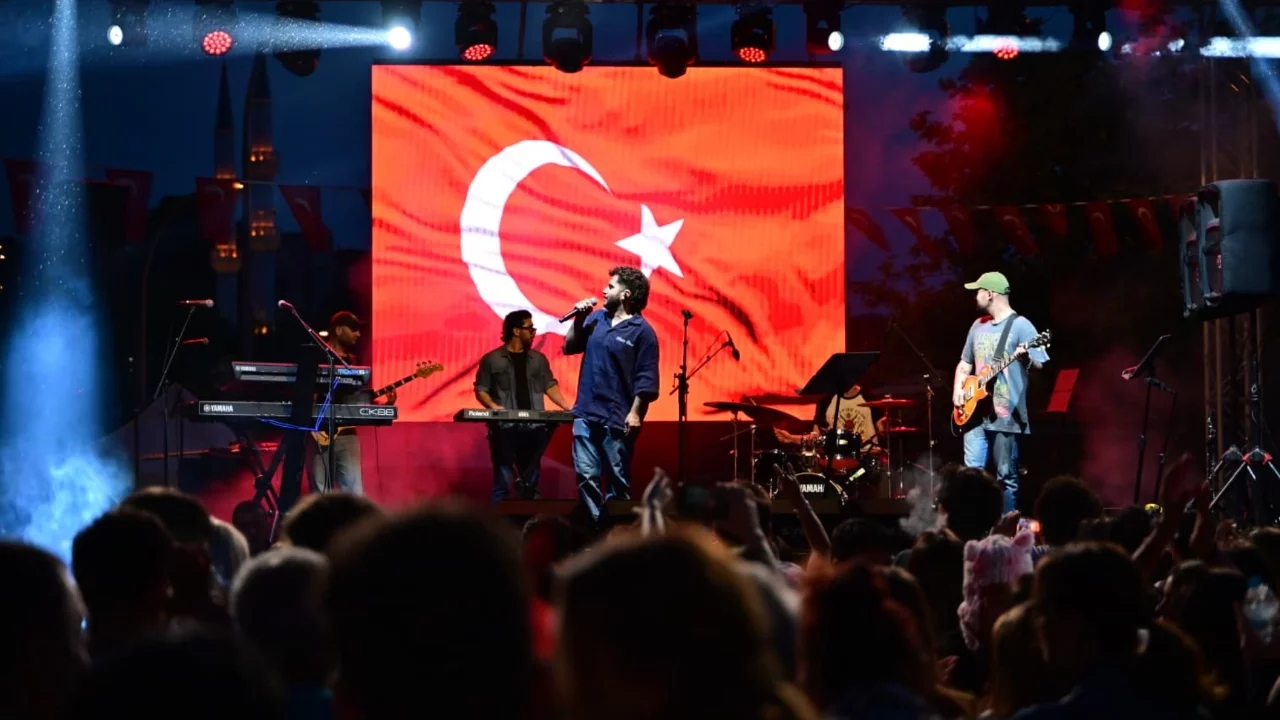 Gemlik'te 19 Mayıs Genç Rock Festivali ile kutlandı