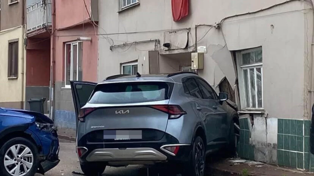 Bursa'da otomobil ile çarpışan cip eve girdi