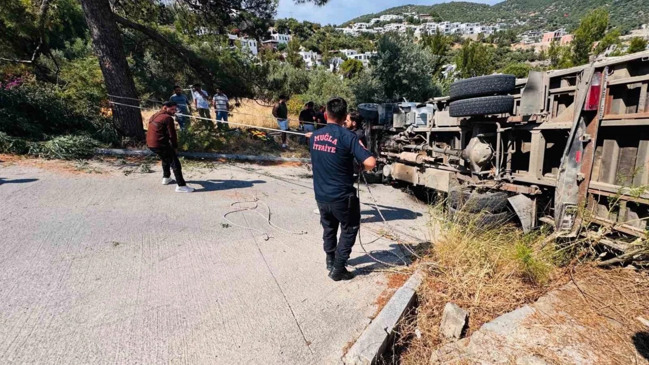 Muğla'da devrilen kamyonda sıkışan 3 kişi kurtarıldı