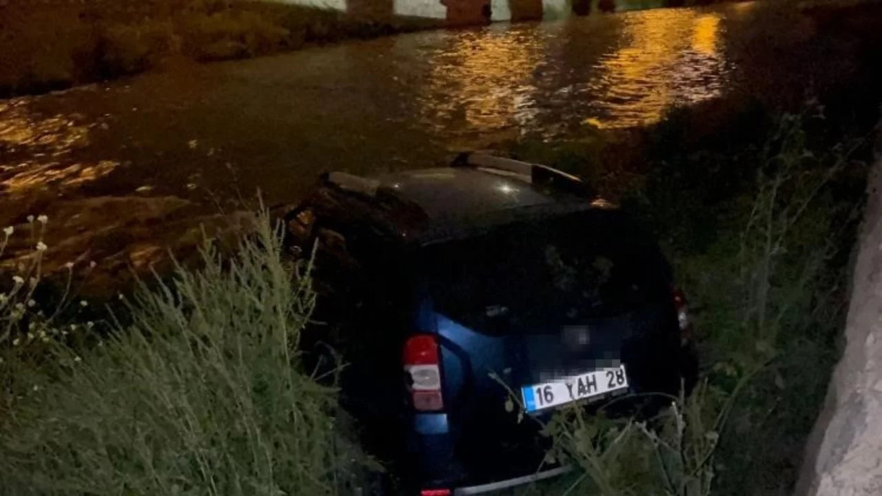 Bursa'da kontrolden çıkan araç dereye uçtu, kaza sonrası sürücü kaçtı