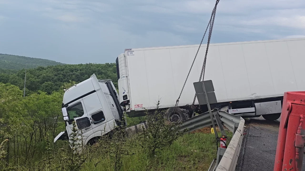 Kuzey Marmara'da kaza: oOomobilin çarptığı tır bariyerleri aşıp yoldan çıktı