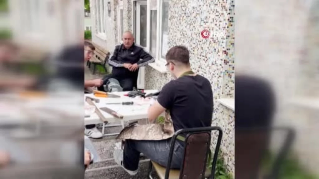 İnegöl'de öğrenciler kurbanlık bıçaklarını biledi