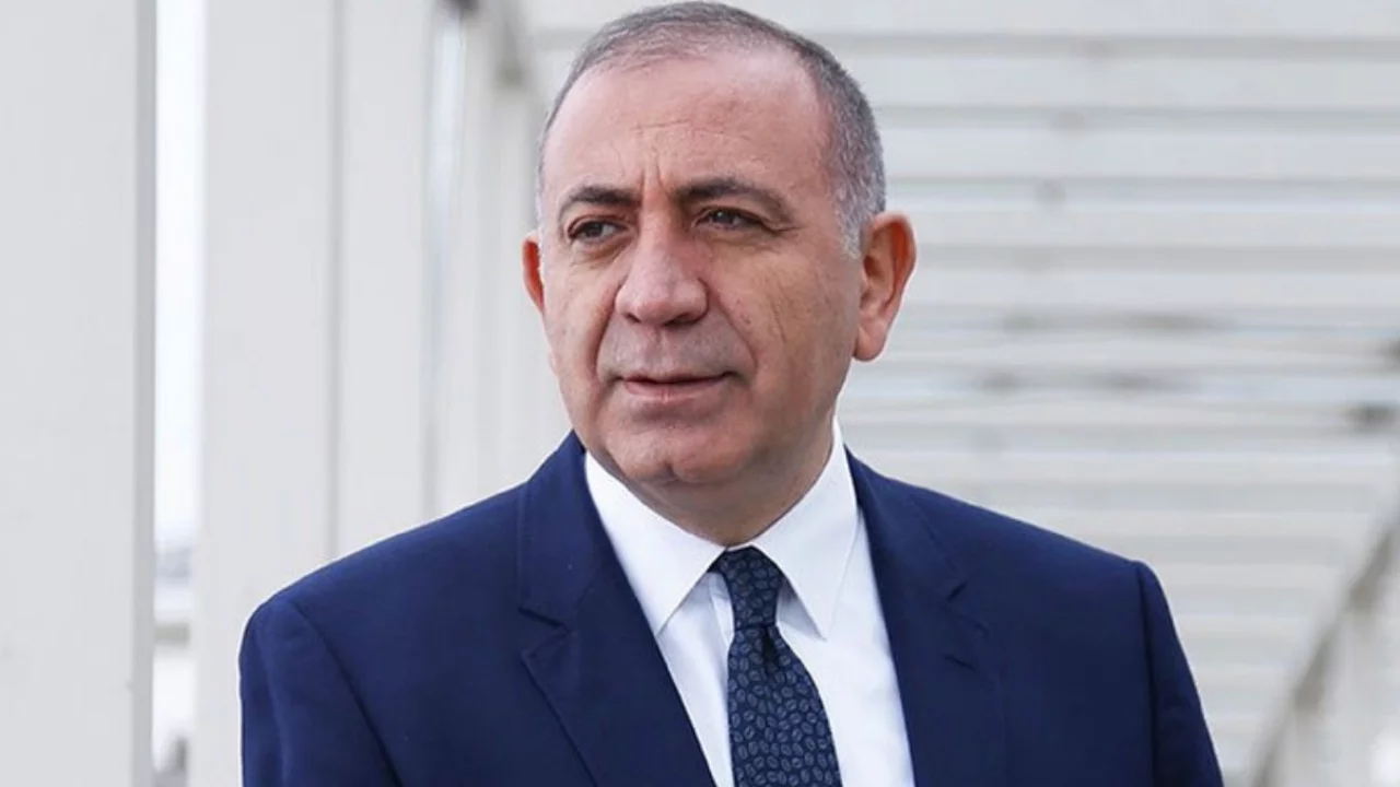 Gürsel Tekin'in CHP İstanbul İl Başkanlığı görevine son verildi