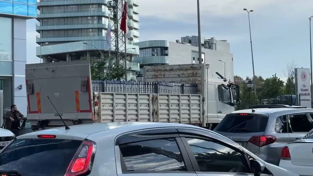 CHP Genel Merkezi etrafına polis barikatları!