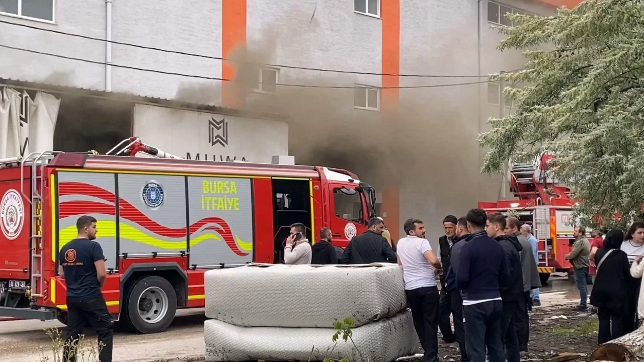 Bursa'da koltuk fabrikasında korkutan yangın: 2 kişi dumandan etkilendi