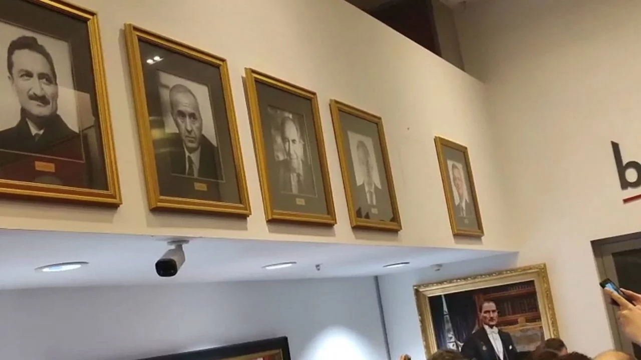 Mutlak butlan sonrası CHP Genel Merkezi'nde hareketlilik: Kılıçdaroğlu'nun fotoğrafı indirildi