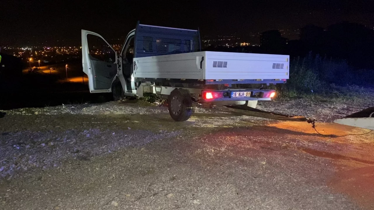 Bursa'da direksiyon hakimiyetini kaybeden sürücü şarampole uçtu