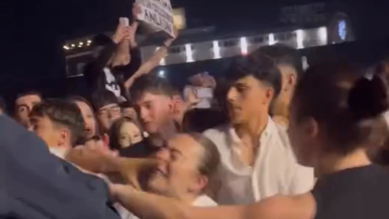 Bursa'da konserde tekmeli yumruklu kavga! O anlar kameraya böyle yansıdı...