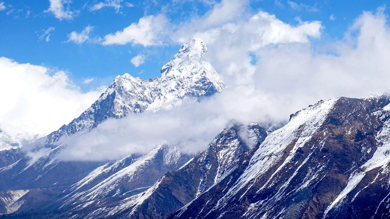 Everest Dağı'na bir günde 274 dağcı tırmanarak rekor kırdı