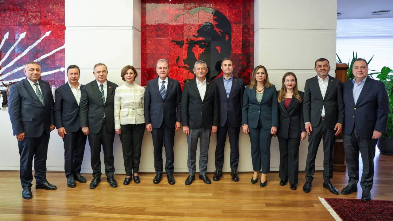 CHP'de kritik zirve: Özgür Özel, vekillerle bir araya gelecek; Parti Meclisi toplanacak