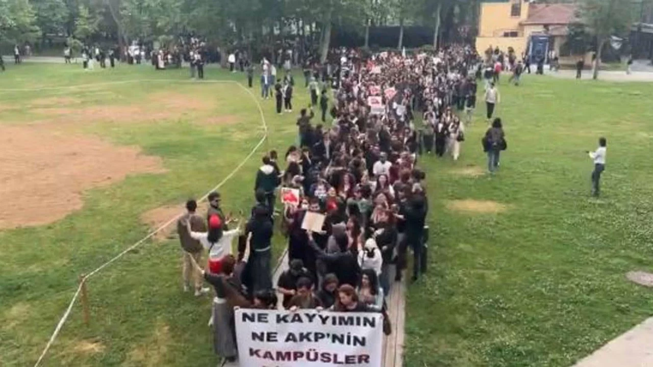 Kapatılan Bilgi Üniversitesi'nin kampüsünde protesto: "Devlet elini okulumdan çek"