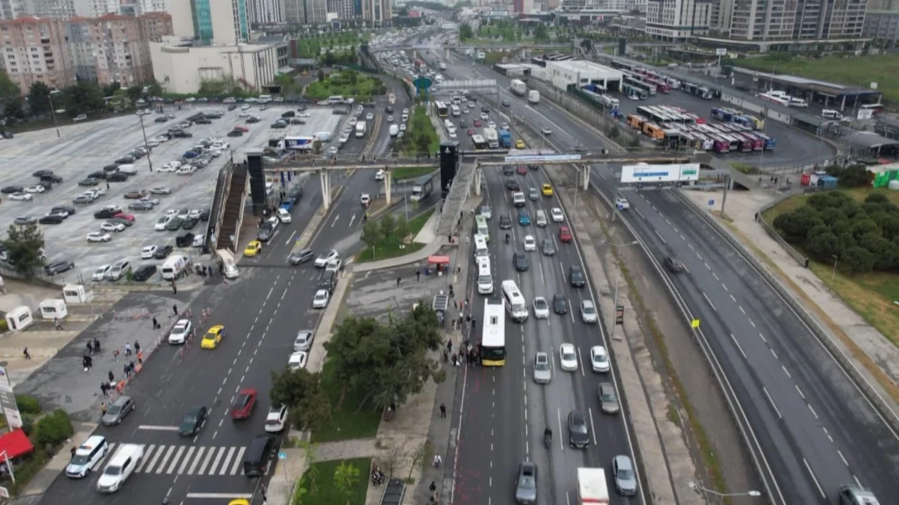 Bayram tatili öncesi İstanbul'da trafik yoğunluğu yüzde 65'e ulaştı