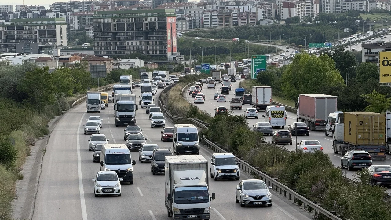 İstanbul-İzmir Otoyolu'nda bayram tatili nedeniyle akıcı yoğunluk yaşanıyor