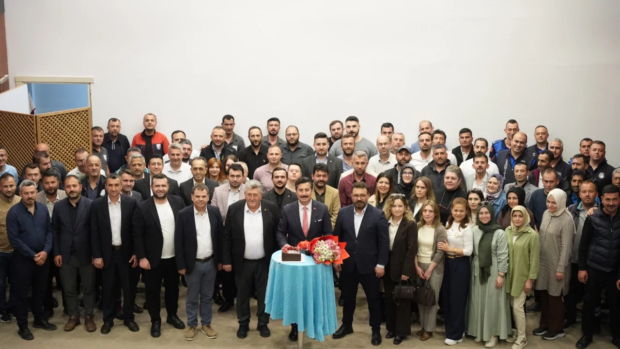 Yenişehir Belediye Başkanı Özel'e bayramlaşma programında doğum günü sürprizi