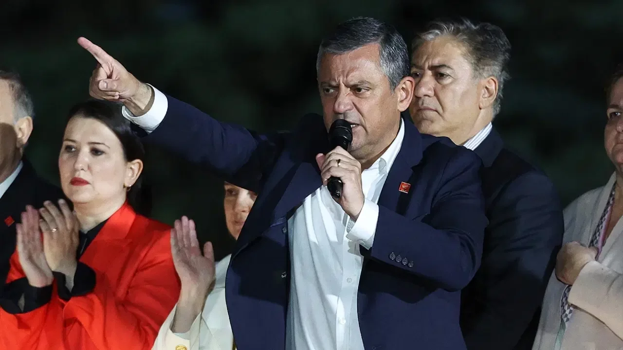 Özgür Özel'den çağrı: 'Ülkesini seven herkesi direnmeye davet ediyorum!'