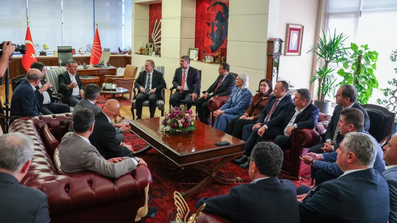 Özgür Özel, CHP'li İl Belediye Başkanları ile bir araya geldi