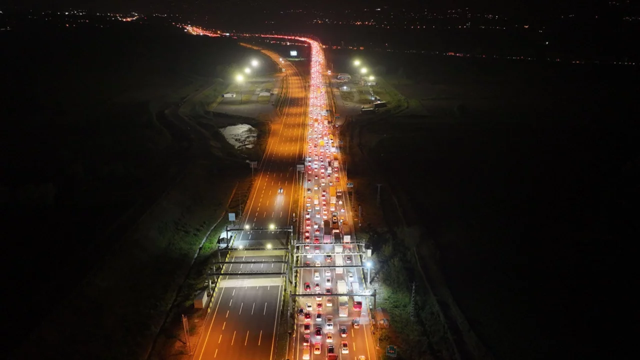 Çile başladı! Yollarda bayram trafiği manzarası!