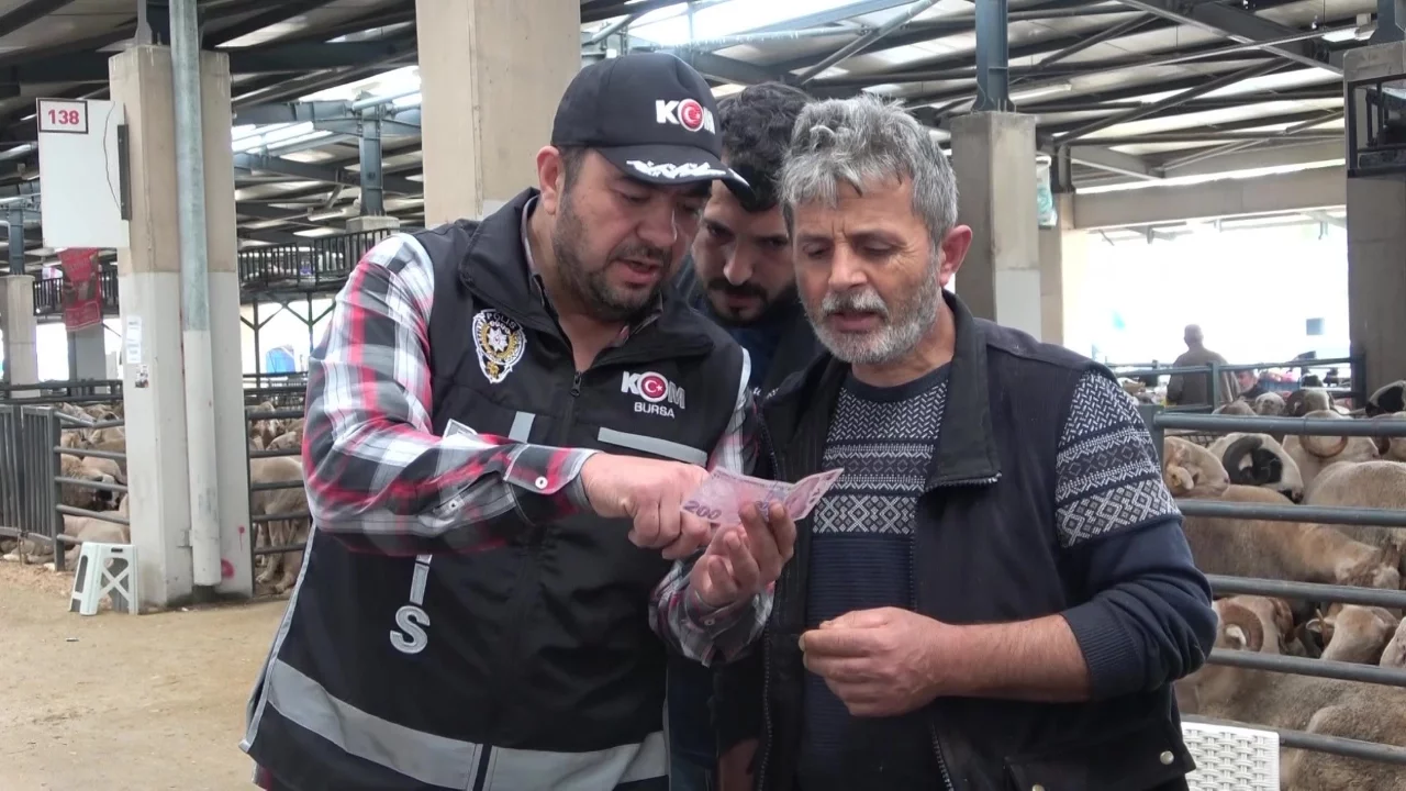Bursa'da kurban pazarında polisten sahte para eğitimi