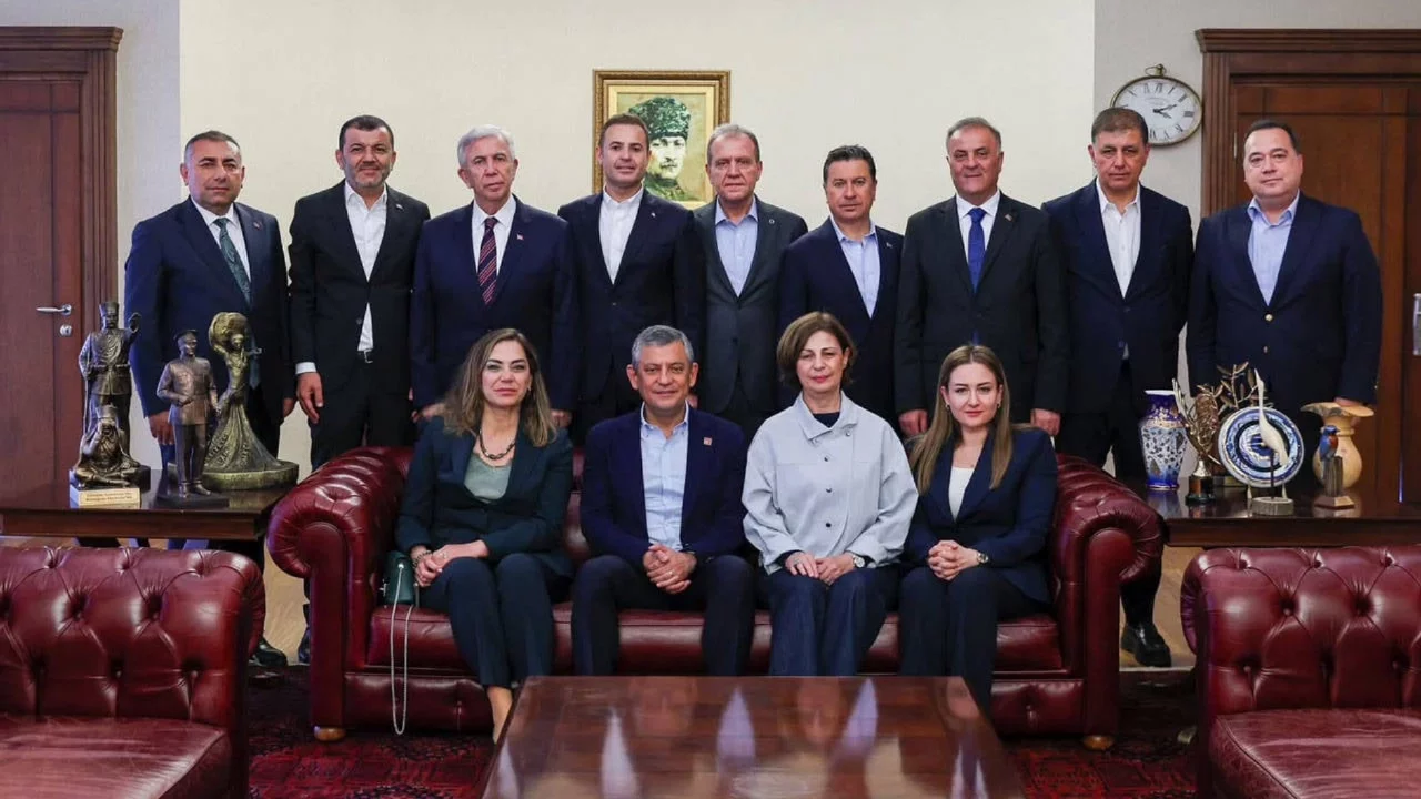 CHP'li büyükşehir belediye başkanlarından Özgür Özel'e destek