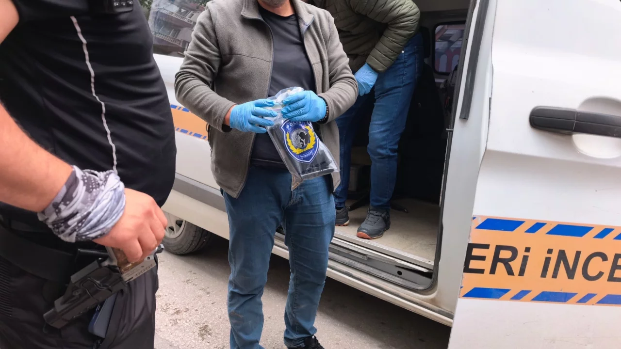 Bursa'da polisten kaçan şüphelinin üzerinden ruhsatsız silah çıktı