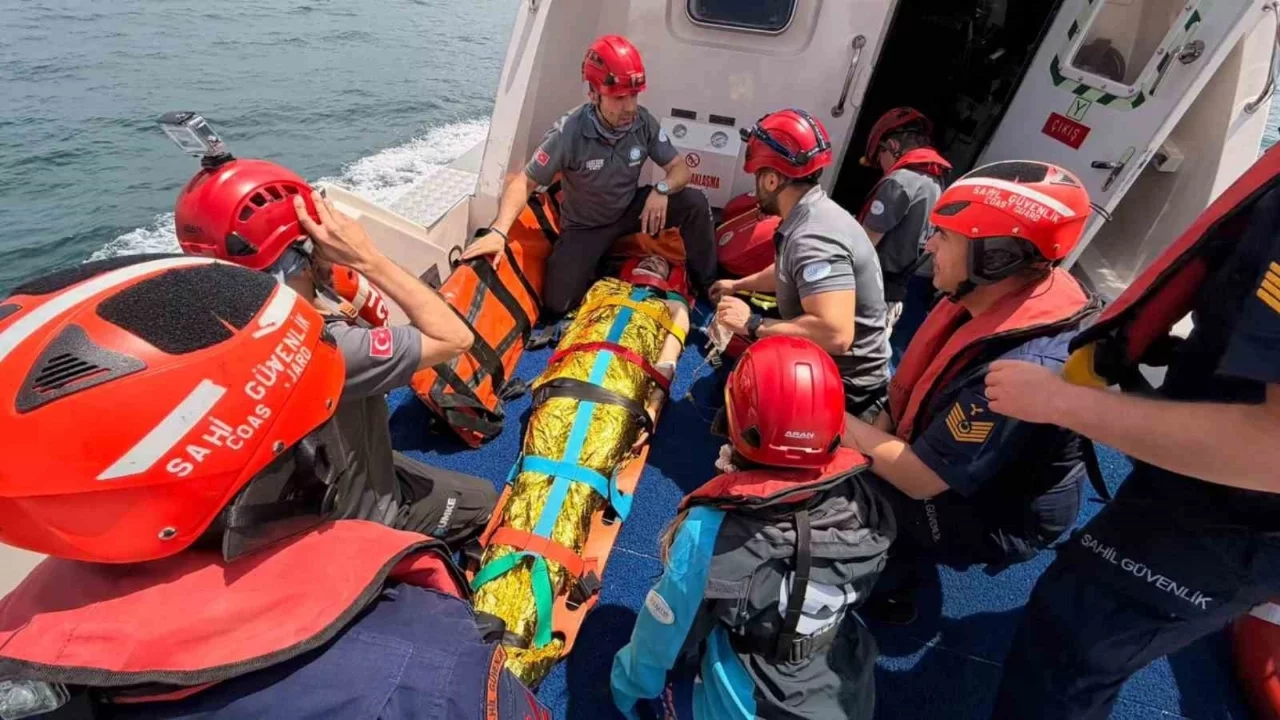Yalova açıklarında kuru yük gemisinde yaralanan personel tahliye edildi