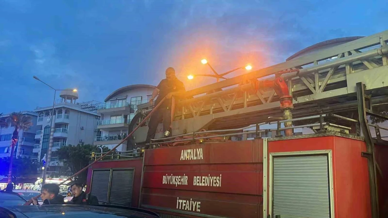 Antalya'da otel mutfağında çıkan yangın korkuttu