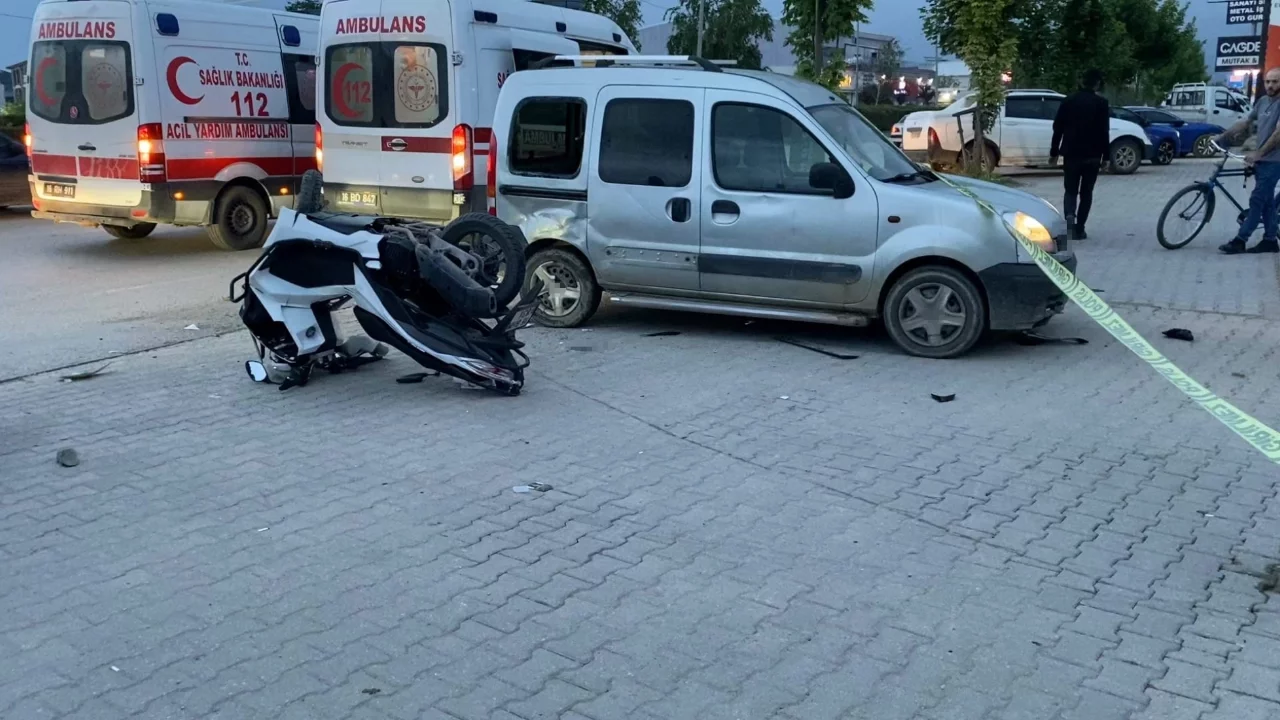 Bursa'da araçla çarpışan motosikletteki 2 kişi yaralandı