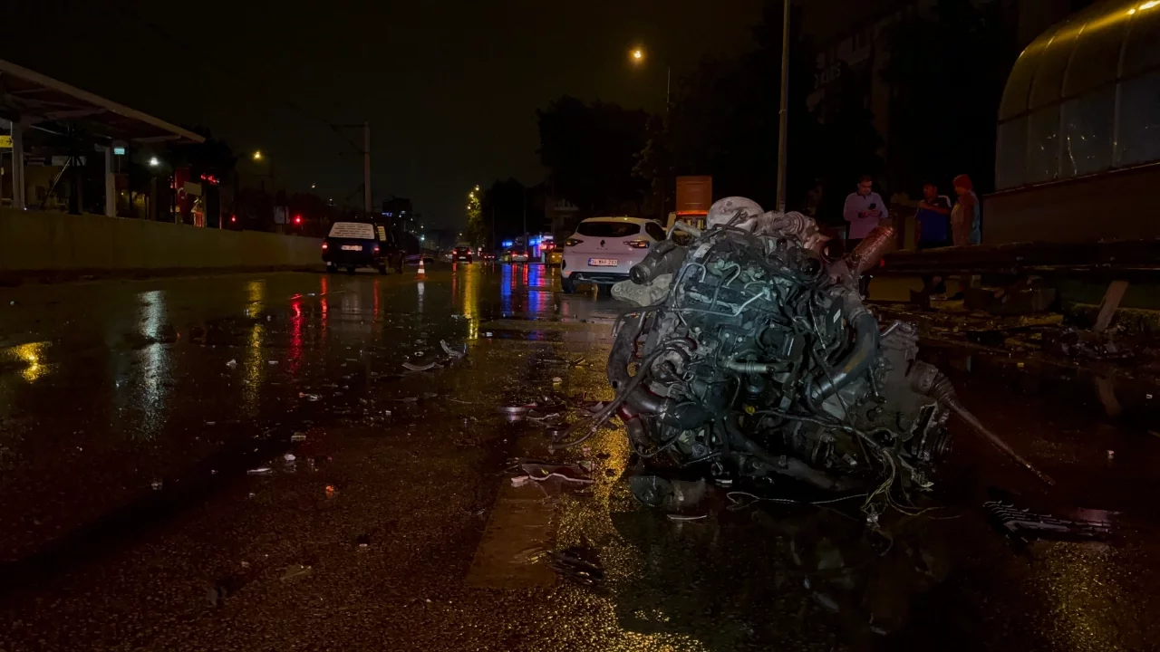 Bursa'da feci kaza: Otomobilin motoru yerinden fırladı