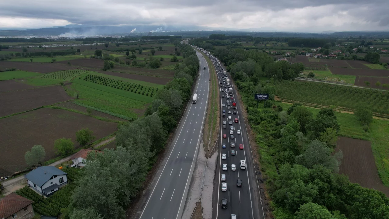 Bayram tatilinin ilk sabahında Sakarya geçişinde trafik durma noktasına geldi