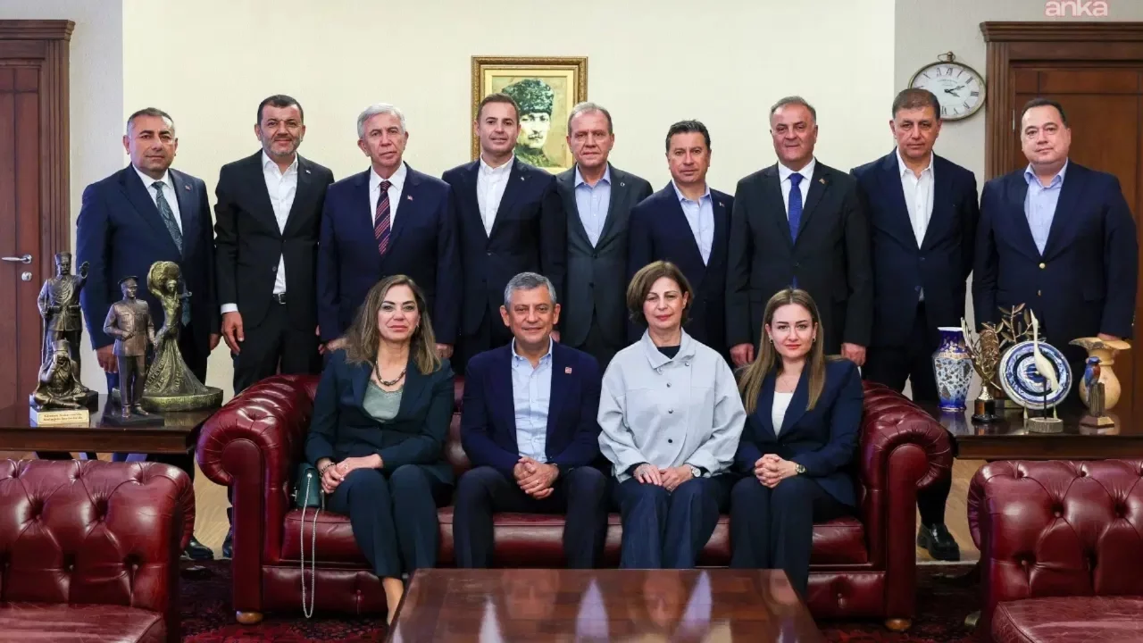 CHP'li Büyükşehir Belediye Başkanları'ndan ortak açıklama: 'Partimizin seçilmiş Genel Başkanı Sayın Özgür Özel'in yanındayız'