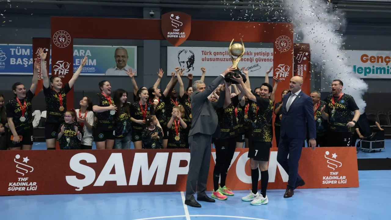 Bursa Büyükşehir Belediyespor sezonu 3 kupayla kapattı