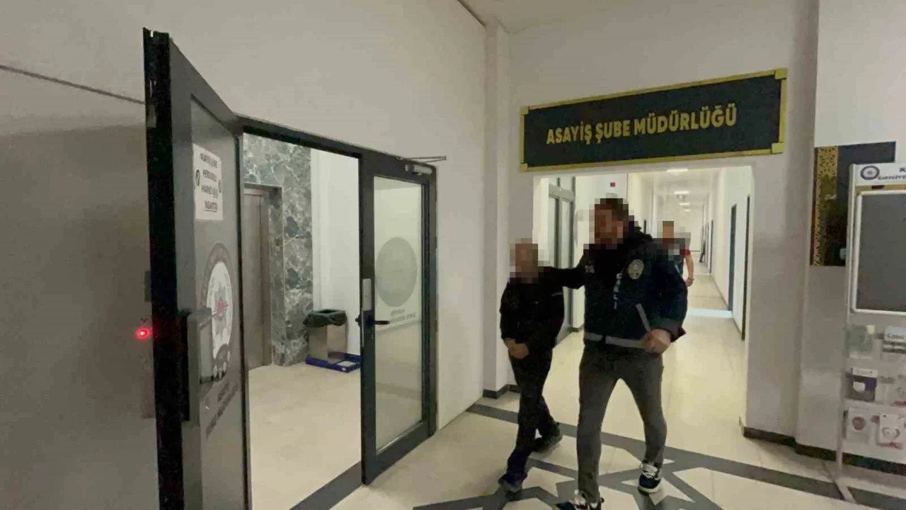 Evlerden hırsızlık yapan şahıs kiralık araçla kaçarken yakalandı