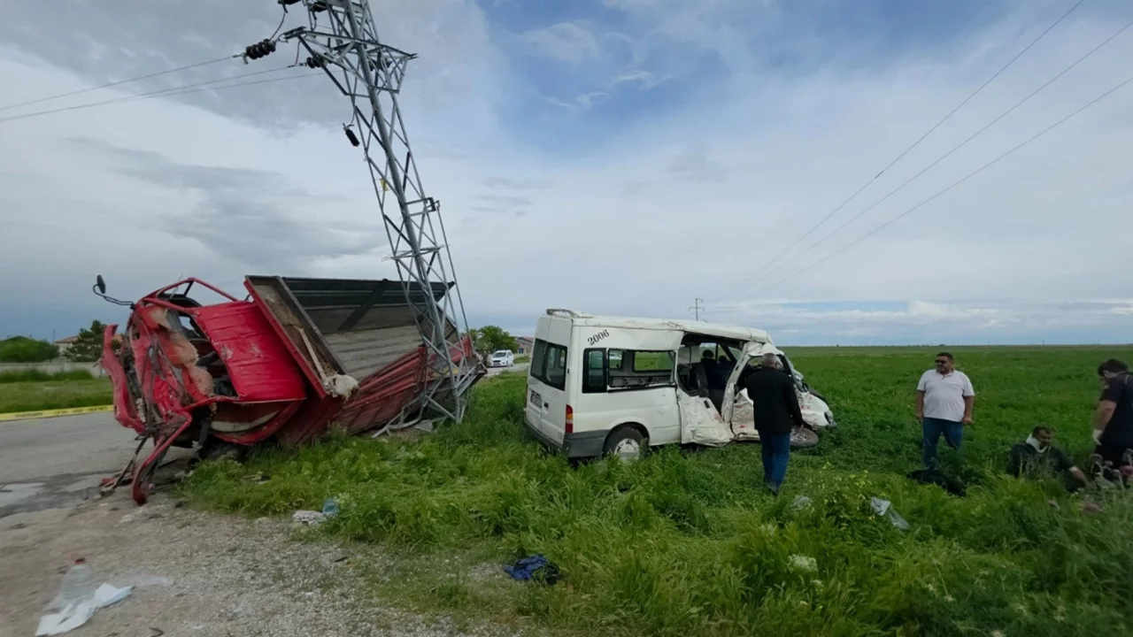 Aksaray'da minibüs ile kamyonet çarpıştı: Yaralılar var