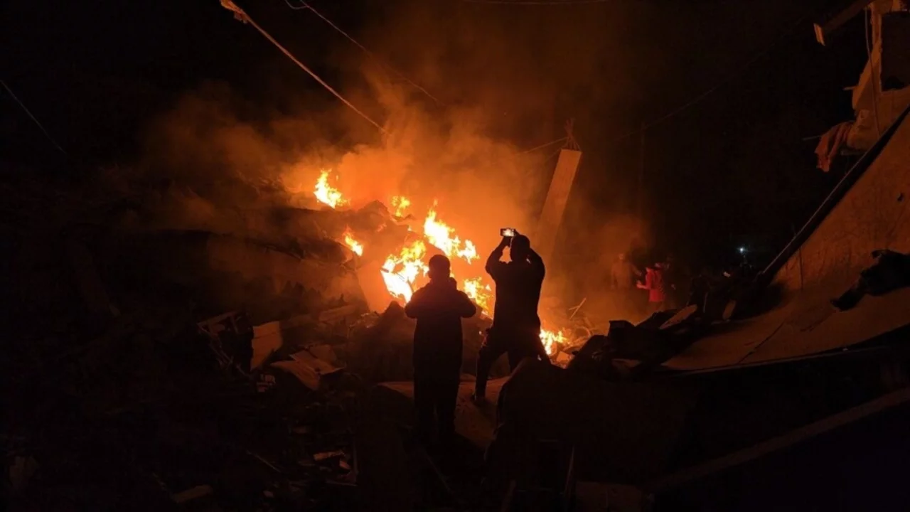 İsrail ordusu Gazze'de bir binayı bombaladı