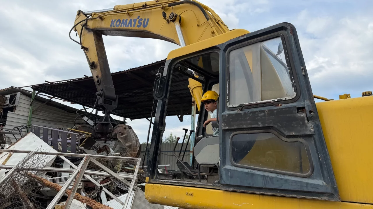 Bursa'da 6 yaşındaki Hasan oyuncak oynar gibi iş makinesi kullanıyor