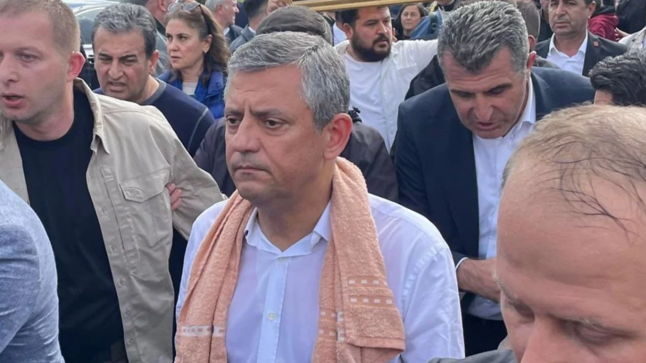 CHP Genel Başkanı Özgür Özel tebligatı yırttı, TBMM'ye yürüyor!