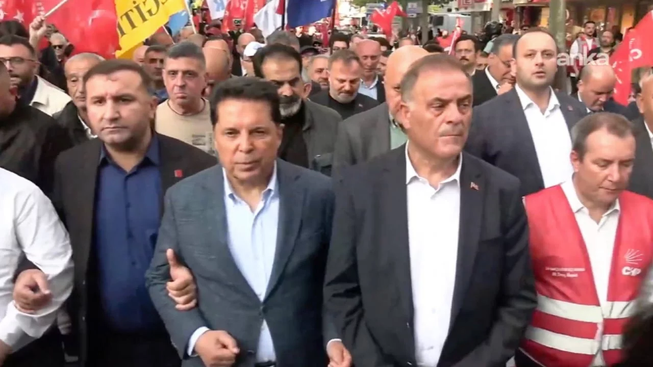 CHP Genel Merkezi'ne polis müdahalesine protesto: İstanbullular sokağa akın etti!