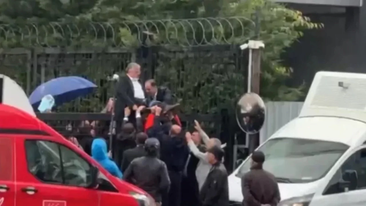 CHP Genel Merkezi'de otopark kapısından düşen CHP'li il başkanı yaralandı