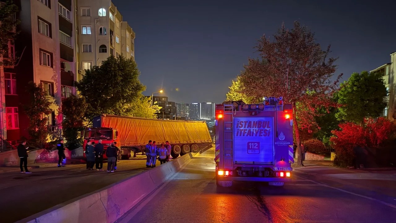 İstanbul'da palet yüklü tır refüjde yan yattı
